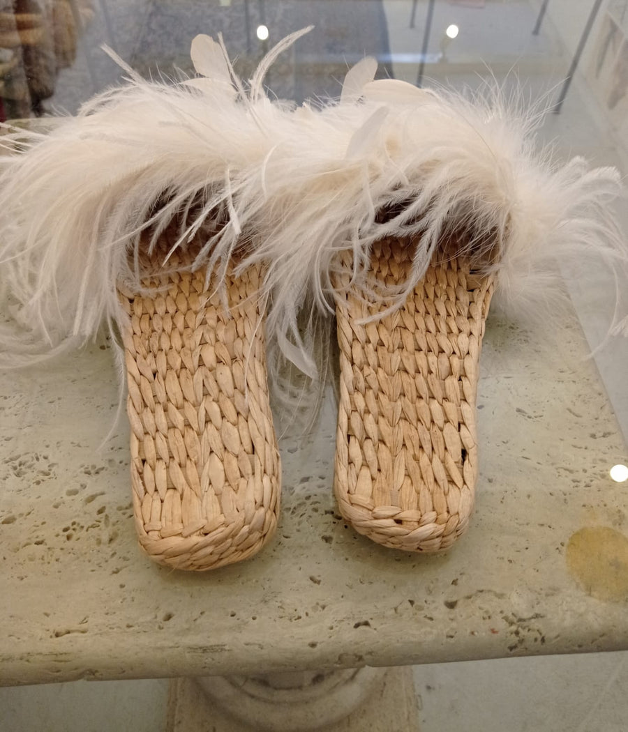Rattan home slippers with off white details